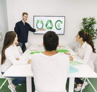 equipe de trabalho apresentando dados sobre sustentabilidade