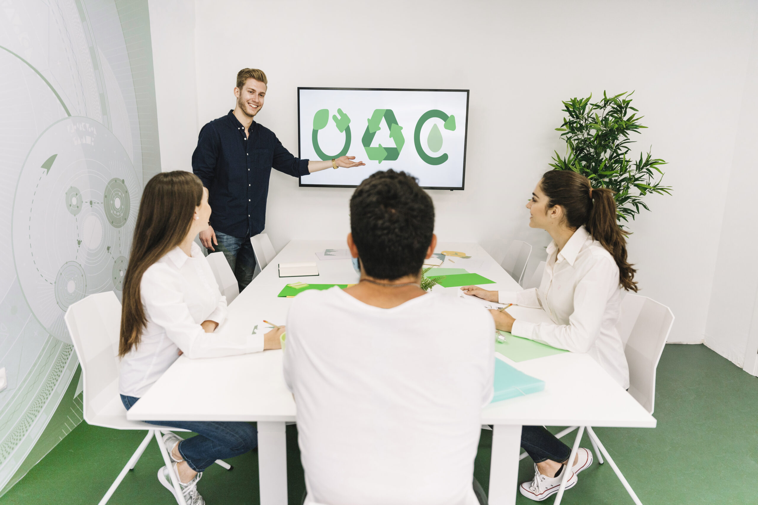 equipe de trabalho apresentando dados sobre sustentabilidade