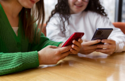 Vista frontal mulheres segurando smartphones