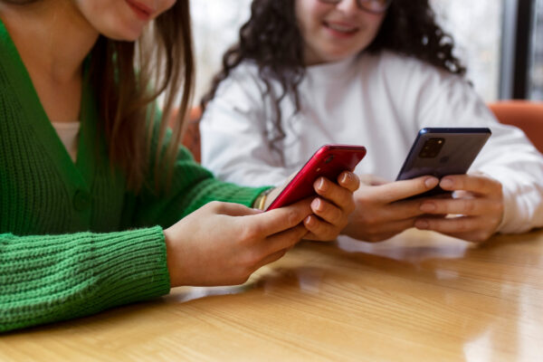 Vista frontal mulheres segurando smartphones